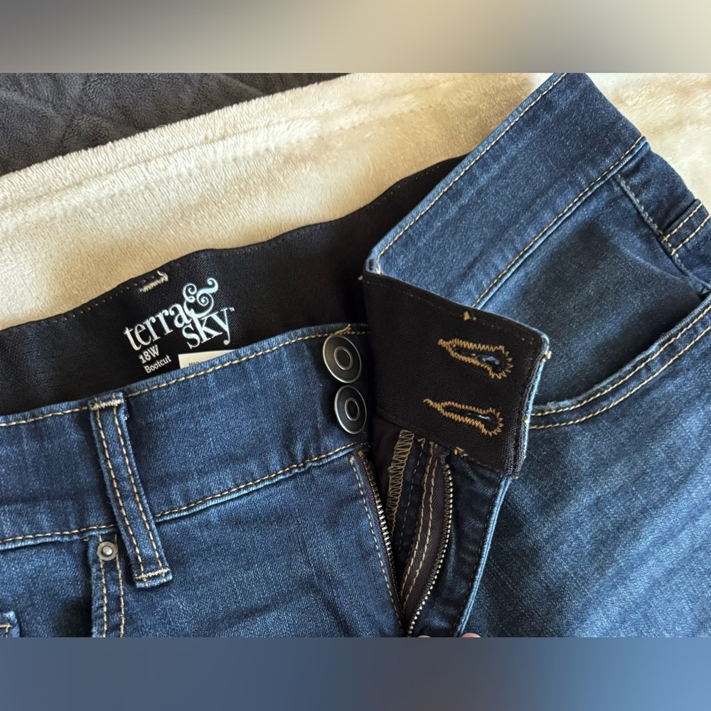 Women's Blue Jeans ( Bootcut Jeans) - Picture 11 of 12